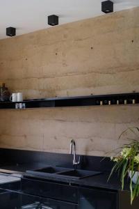 uma cozinha com um lavatório e uma bancada em Viñedo Bodega 1881 em Santa Ana