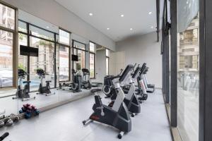 un gimnasio con cintas de correr y máquinas elípticas en Holiday Inn Express - Iquique, an IHG Hotel en Iquique