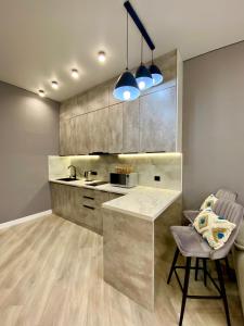 Кухня или мини-кухня в Landmark Astana 2 комнатные апартаменты
