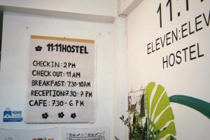 eine Wand mit einem Schild für ein Krankenhaus in der Unterkunft 11:11 Hostel in Phra Nakhon Si Ayutthaya