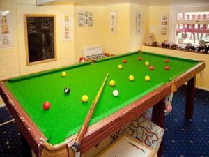 Una mesa de billar con bolas encima en The Meltham Guesthouse Scarborough, en Scarborough 4 fotos más