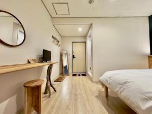 Hotel Ishigaki and Chikonkiya客房内的一张或多张床位