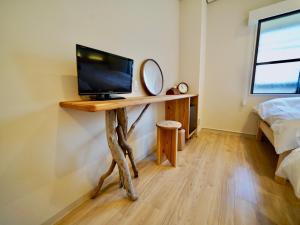 Hotel Ishigaki and Chikonkiya的电视和/或娱乐中心
