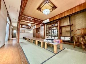 石垣岛Hotel Ishigaki and Chikonkiya的有一张长桌子和椅子的餐厅