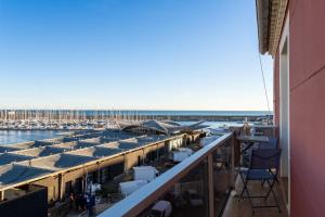 una vista su un porto turistico dal balcone di un edificio di La Petite Venise a Sète