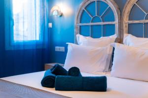 un letto con due asciugamani blu sopra di La Petite Venise a Sète