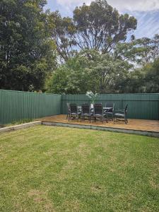 grupa krzeseł siedzących na tarasie w ogrodzie w obiekcie Family Oasis in Adelaide w mieście Bowden