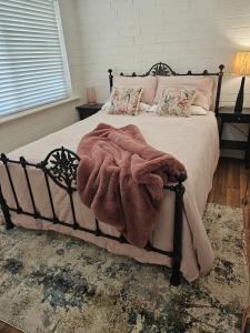 um quarto com uma cama com um cobertor em Family Oasis in Adelaide em Bowden