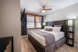 een slaapkamer met een groot bed en een plafondventilator bij Premium Unit 1307 - 1 Bedroom - Zephyr Mountain condo in Winter Park