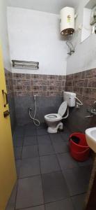 een badkamer met een toilet en een wastafel bij Le Grace Beachview in Chennai