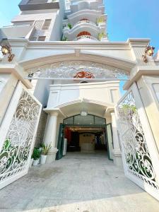 uma entrada para um edifício com uma arcada em Milan Homestay - Milanesa Hotel and Apartment em Vung Tau