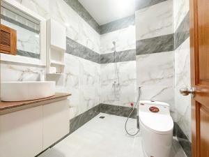 a bathroom with a toilet and a sink at Milan Homestay - Milanesa Hotel and Apartment in Vung Tau
