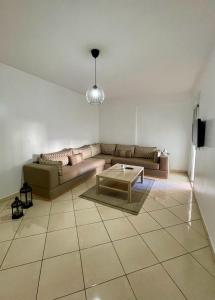 a living room with a couch and a coffee table at Quartier Administratif in Tétouan