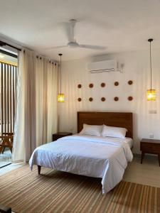 um quarto com uma cama grande e uma janela em Sea Esta Villa Mount Lavania em Ratmalana