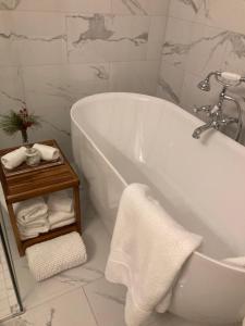 Et badeværelse på The Red House Fredericton + 37 billeder