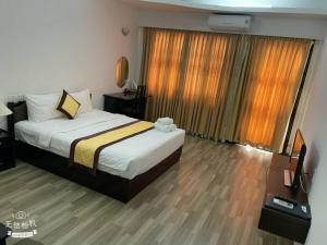 ein Hotelzimmer mit einem Bett und einem großen Fenster in der Unterkunft Mercury Hotel & Apartment in Vũng Tàu