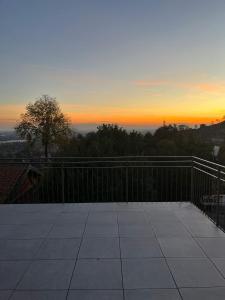 d'un balcon offrant une vue sur le coucher du soleil. dans l'établissement 039 Maggioni B&B, à Montevecchia