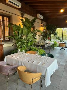 een eetkamer met een witte tafel en stoelen bij 039 Maggioni B&B in Montevecchia