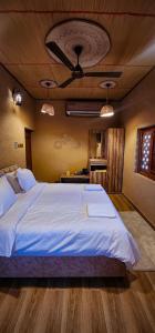 a bedroom with a large bed with a ceiling at Aldar Inn in Nizwa