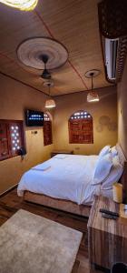 Cama o camas de una habitación en Aldar Inn