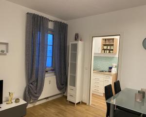 een eetkamer met een raam en een tafel bij Private Wohnung direkt im Zentrum in Braunau am Inn