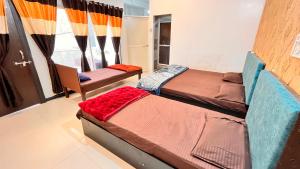 Pokój z 2 łóżkami i oknem w obiekcie PALLAV GUEST HOUSE w mieście Ujjain