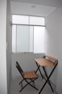 escritorio y silla en una habitación en El Valle Lunahuaná, en Lunahuaná