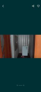 una foto de una habitación con un ordenador portátil en un escritorio en Квартира, en Uralsk