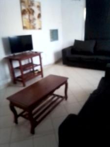 ein Wohnzimmer mit einem Couchtisch und einem Sofa in der Unterkunft Gemütlich Green house in Mombasa