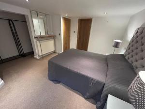 a bedroom with a large bed in a room at Spacious Central 2Bed Apartment in Wilmslow