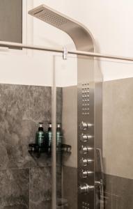una ducha con tres botellas en un estante en Hotel Style Colombo Studio Apartment, en Colombo