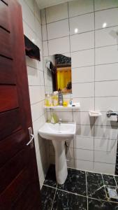 Gallery image of Residence GermanoTech Logbessou appartement meublé 2ch,1salon eau chaude,Wifi,parking,virgile,menagere,canalsat in Douala