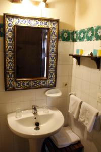 W łazience znajduje się umywalka i lustro. w obiekcie Villa Turística de Grazalema w mieście Grazalema