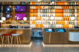 Sohvabaar või baar majutusasutuses Ibis Styles Hotel - 260M from Guangji Street Subway Station