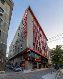 un edificio con una señal roja en el costado. en Ibis Styles Hotel - 260M from Guangji Street Subway Station, en Xi'an