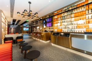 Sohvabaar või baar majutusasutuses Ibis Styles Hotel - 260M from Guangji Street Subway Station