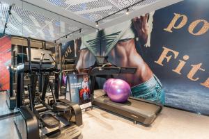 uma sala de fitness com um ginásio com equipamento de fitness em Ibis Styles Hotel - 260M from Guangji Street Subway Station em Xi'an