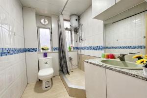 a bathroom with a toilet and a sink at Fantastic Queen beds, 4Rms beside MTR grand 14ppls 2 bathrm in Hong Kong +34 photos
