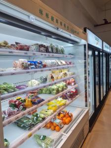 クアラルンプールにあるAmpang Neu Suites by DreamOakの冷蔵庫(たくさんの果物と野菜付)