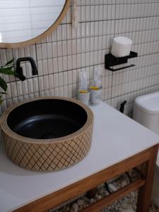 eine Badezimmertheke mit einem Waschbecken im Bad in der Unterkunft Gạo Homestay in Mui Ne
