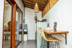 uma cozinha com um balcão e um frigorífico em KIKI VILLAGE PADDY FIELD em Canggu