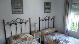 デニアにあるVilla Antonietaのベッドルーム1室(隣り合わせのベッド2台付)