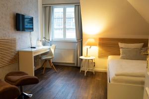 TV a/nebo společenská místnost v ubytování Rein Klassik Hotel