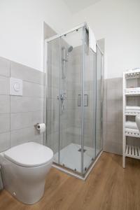 W łazience znajduje się toaleta i przeszklony prysznic. w obiekcie Residenza Corso Palladio 159 w mieście Vicenza