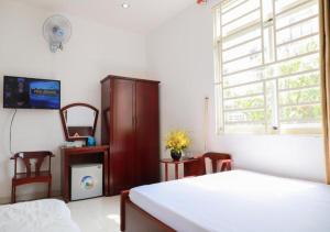 a bedroom with a bed and a window at Khách sạn Song Anh in Ho Chi Minh City