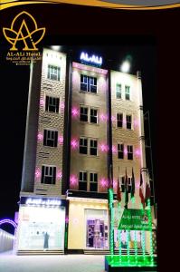 een model van een gebouw met lichten erop bij العلي للشقق المخدومة Alalihotel in Hafr Al Baten