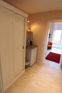 a kitchen with a door open to a kitchen with a counter at Kapitaenshaus-Lassen-Zimmer-Sindbad in Westerland