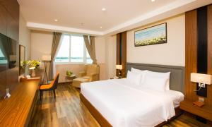 una camera d'albergo con letto e sedia di Van Phat Riverside Hotel a Can Tho