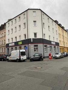 un gran edificio con coches estacionados frente a él en Hotel Elisei en Núremberg