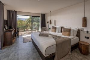 1 dormitorio grande con 1 cama grande y balcón en Balmy Beach Resort Kemer, en Kemer